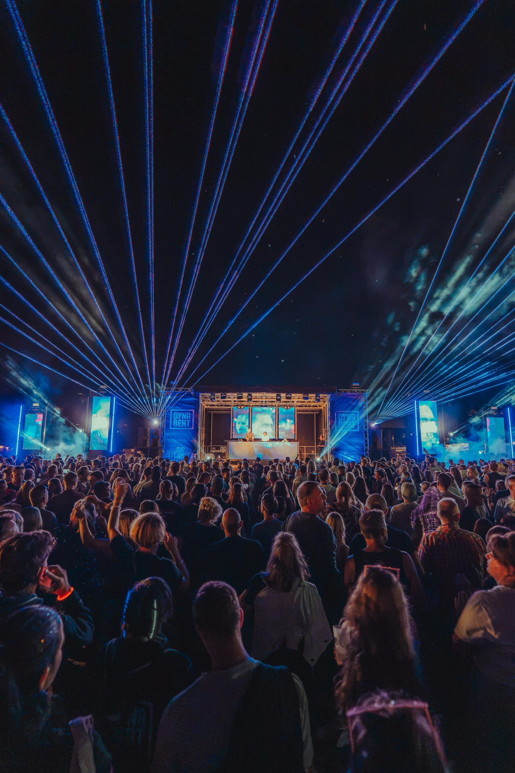 Laser- und Lichtshow von CUE PAL beim DYNABEAT Festival in Geesthacht, Blick auf Buehne und Publikum