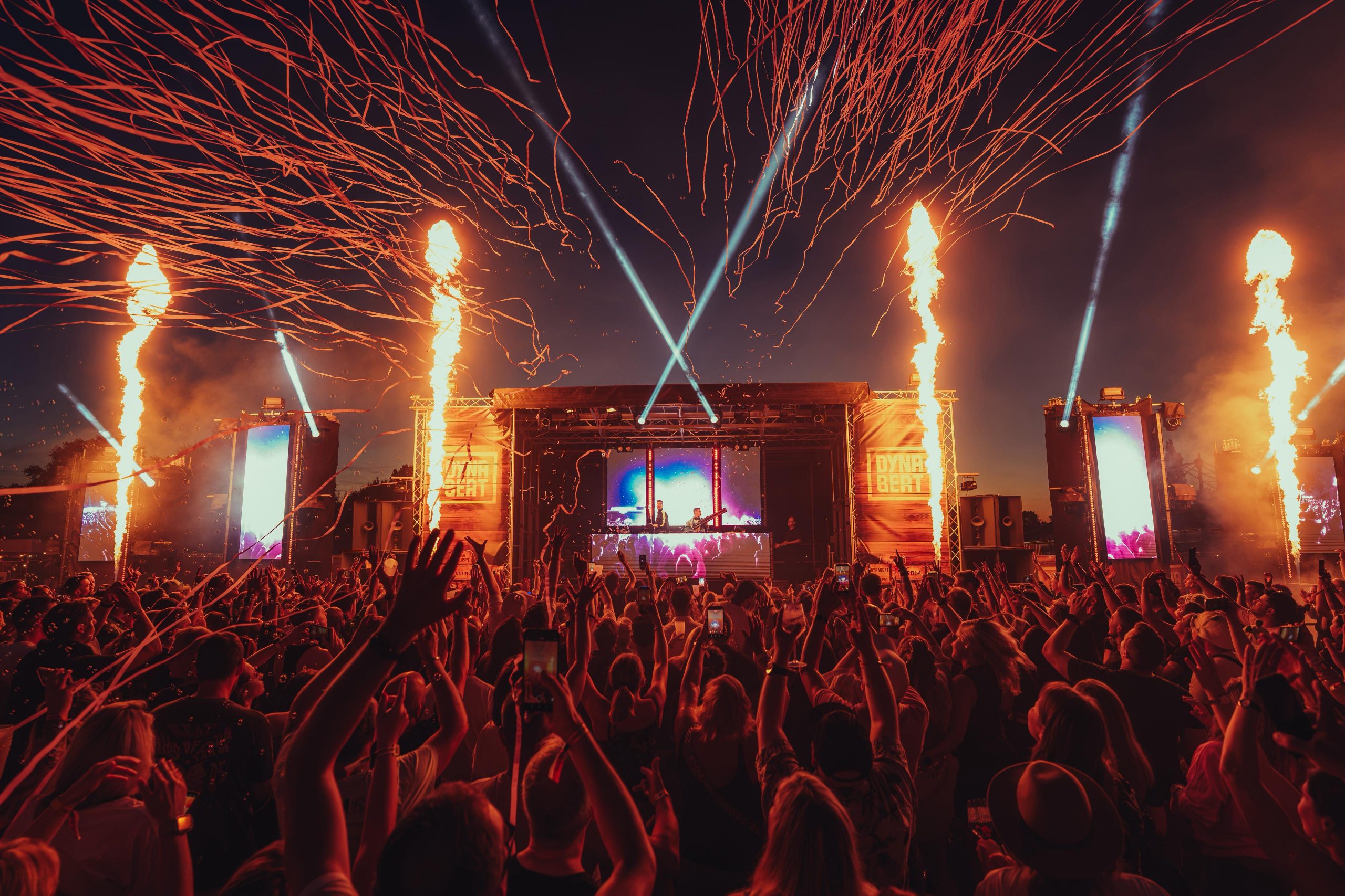 Licht- und Pyroshow von CUE PAL beim DYNABEAT Festival in Geesthacht