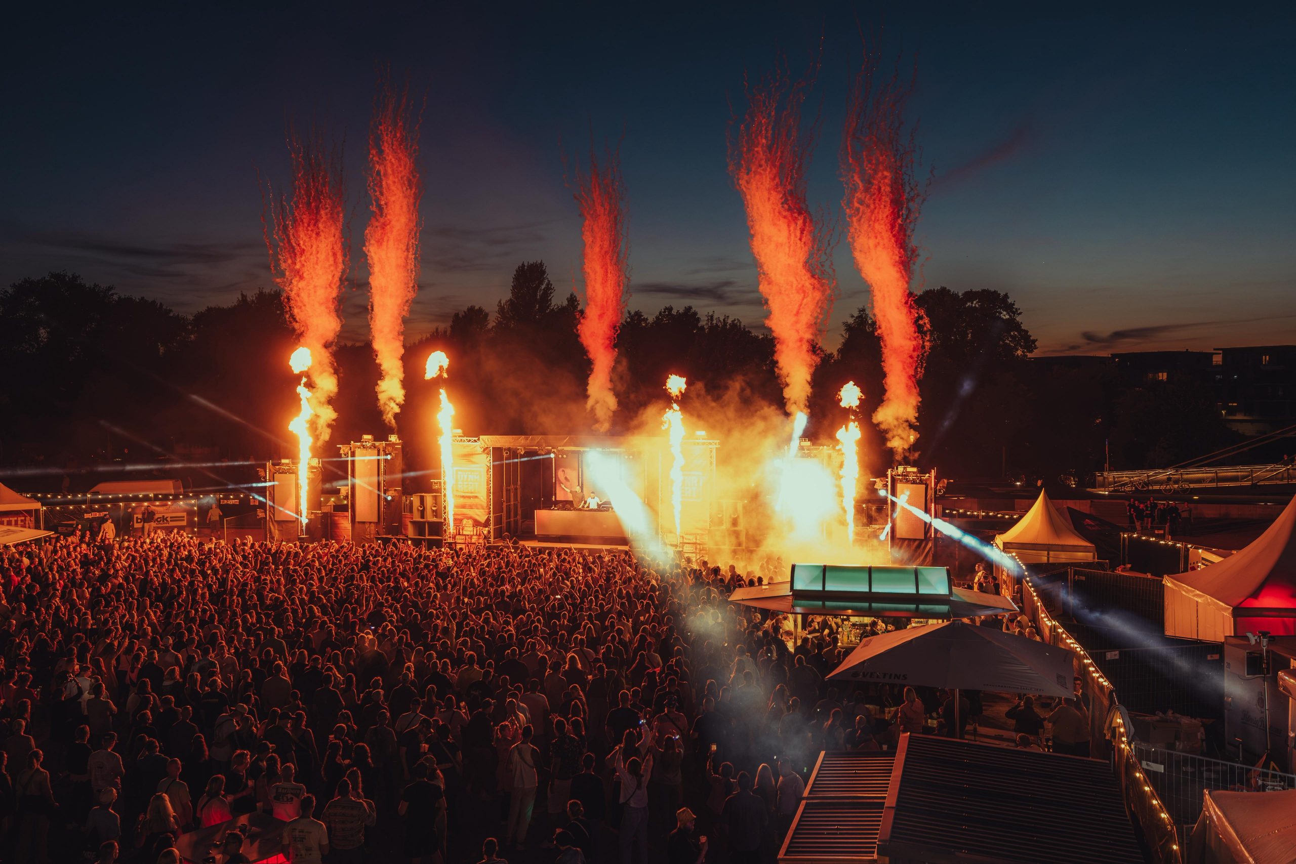 Pyroeffekte und Buehnentechnik von CUE PAL beim DYNABEAT Festival in Geesthacht in der Daemmerung