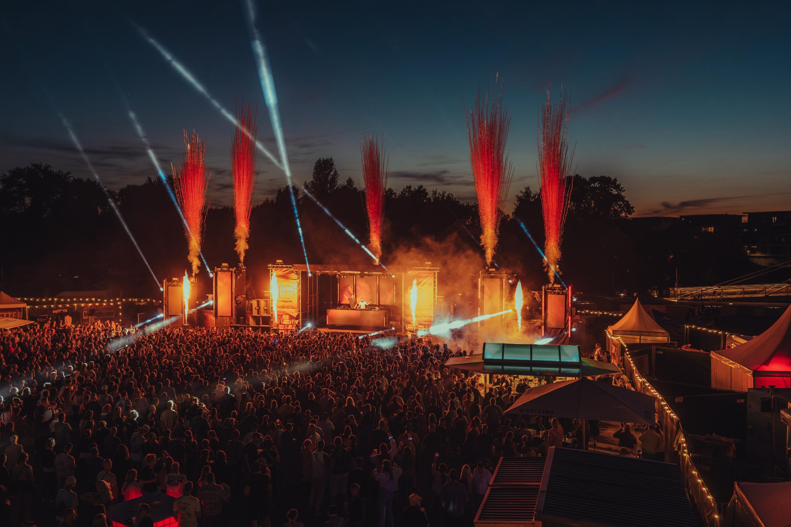 Nahansicht der Pyro- und Lichteffekte von CUE PAL beim DYNABEAT Festival in Geesthacht