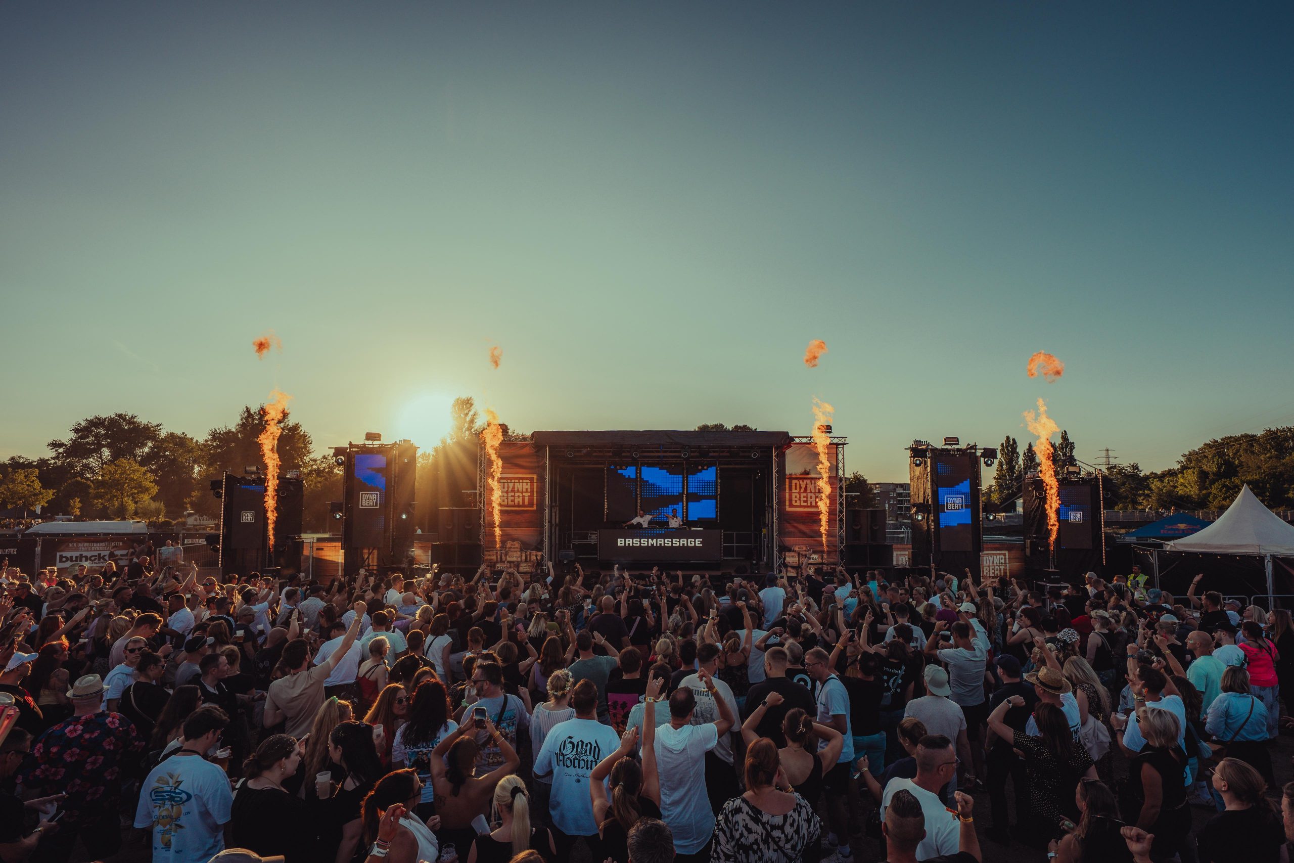 Weitwinkelansicht der Buehnenproduktion von CUE PAL beim DYNABEAT Festival in Geesthacht