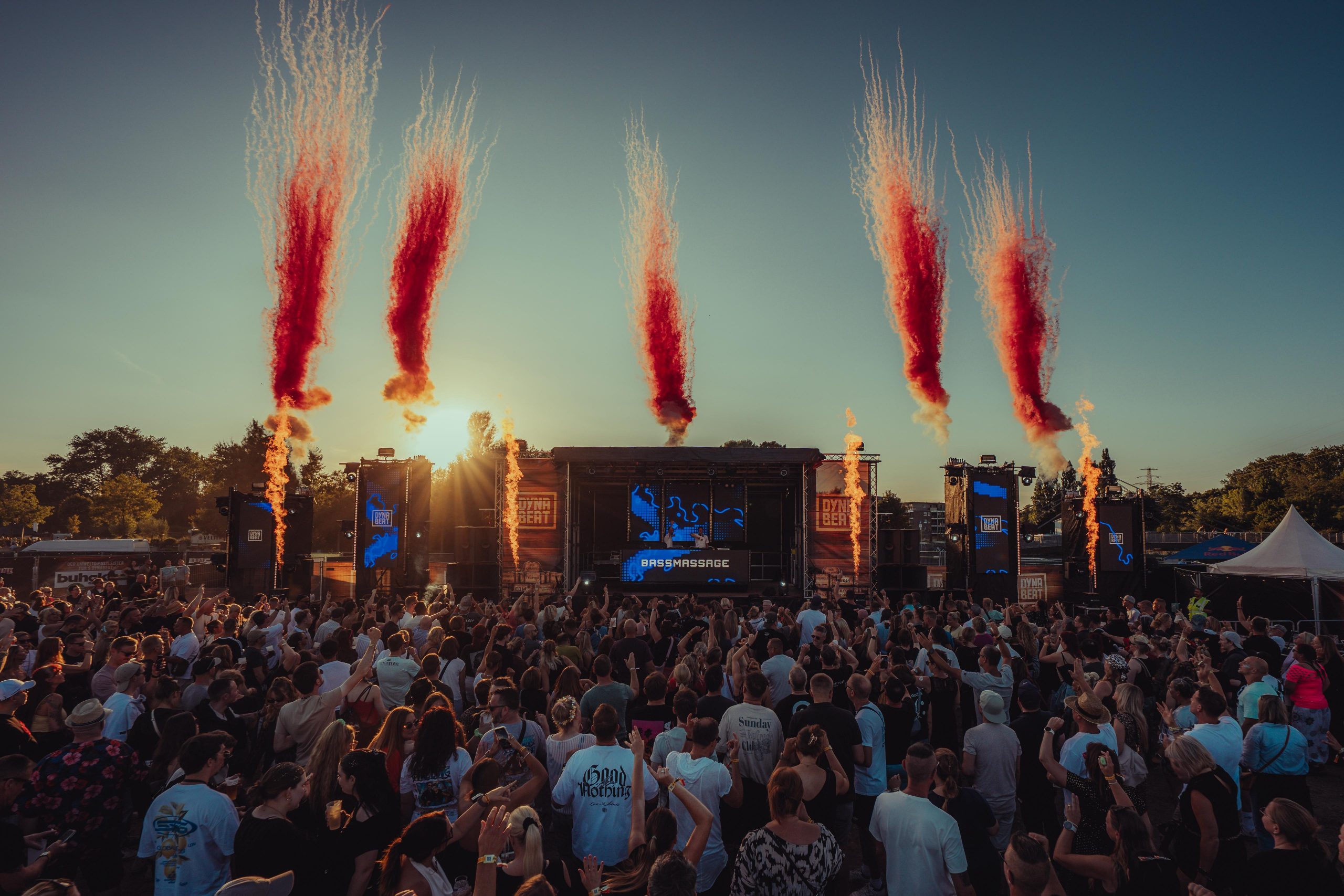Pyroeffekte von CUE PAL beim DYNABEAT Festival in Geesthacht bei Sonnenuntergang