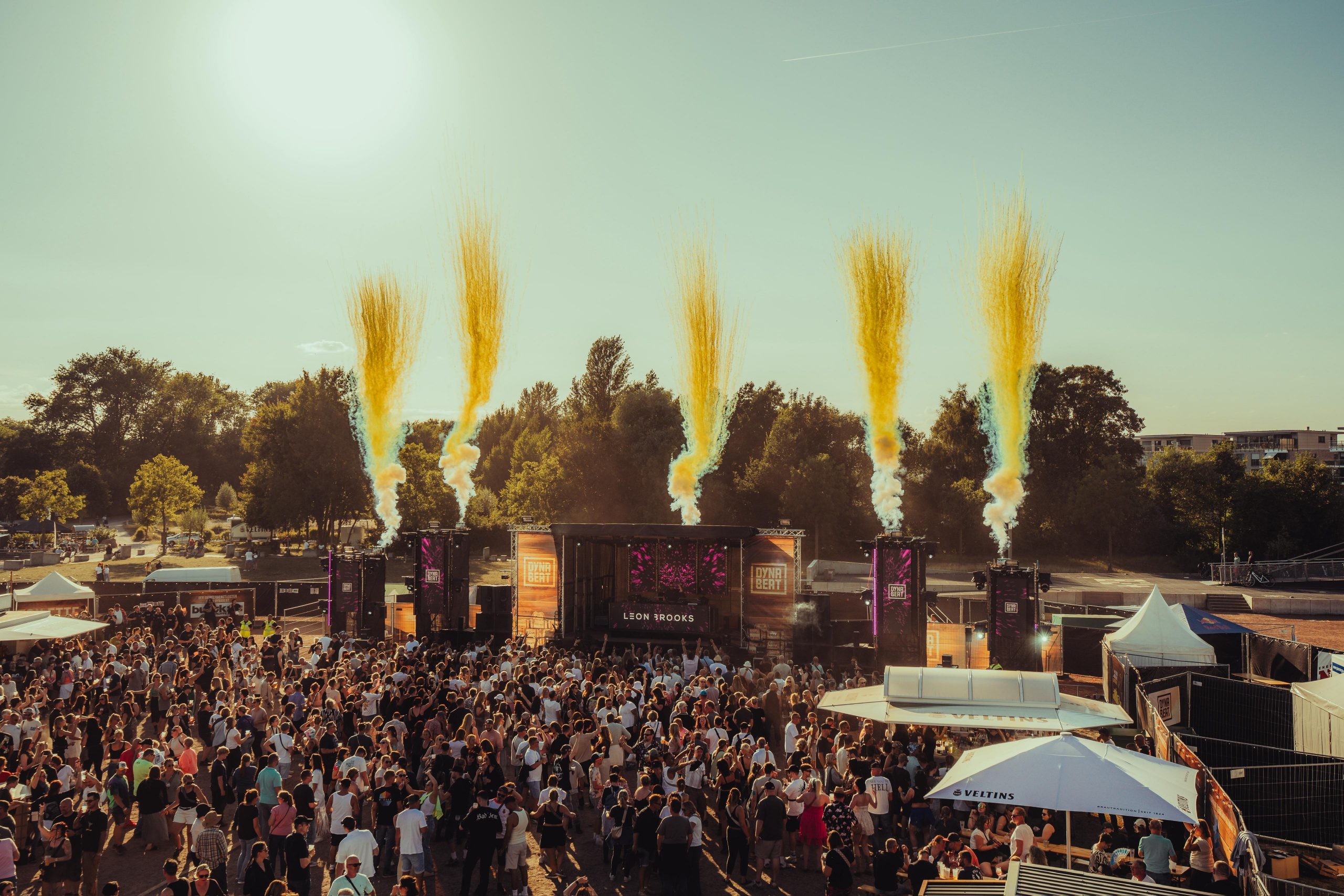 Pyroeffekte und Buehnentechnik von CUE PAL beim DYNABEAT Festival in Geesthacht bei Tageslicht